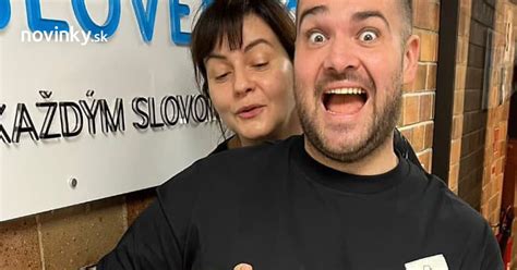 Fotografia ľudí zapájajúcich sa do charitatívneho projektu alebo dobrovoľníkov