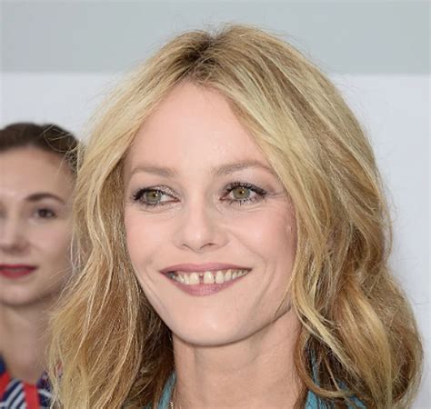 Koláž fotografií známych osobností s menom Vanessa (Vanessa Paradis, Vanessa Hudgens, Vanessa Mae)