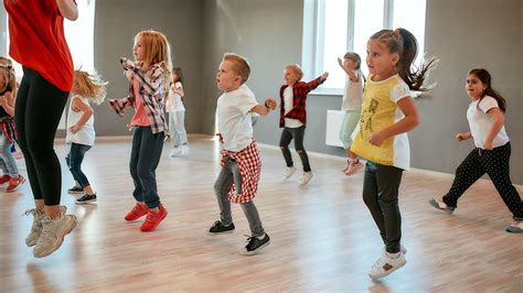 stôl s nealkoholickými nápojmi pre deti na oslave