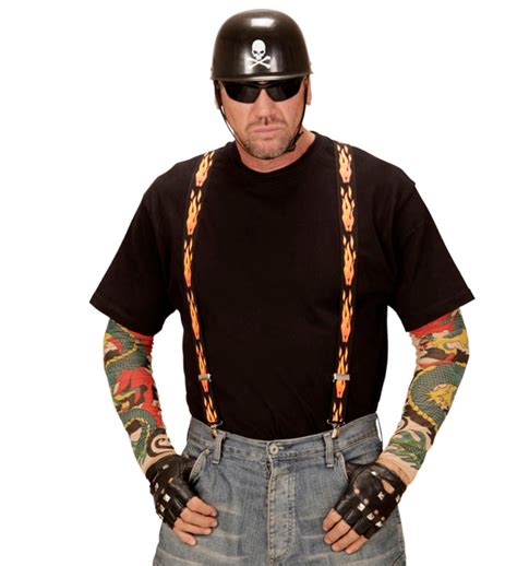 Detail dreveného obrazu s hasičským motívom bojujúceho s plameňmi.