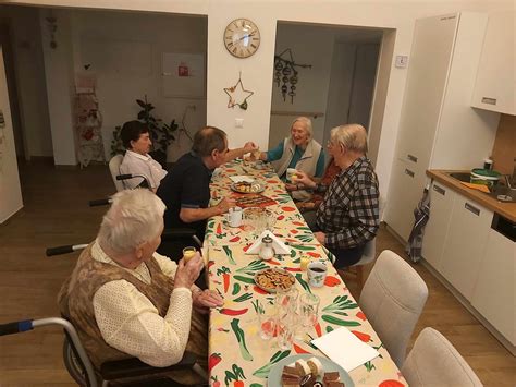 Tematické foto: narodeninová oslava, ľudia bavia sa v príjemnom prostredí