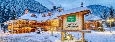 panoramatický záber na areál U dobrého pastiera v Čutkovskej doline s tradičnými drevenicami a okolitou prírodou