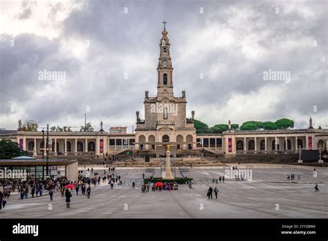 Ilustrácia pastierikov s ovečkami pri dube v Cova da Iria