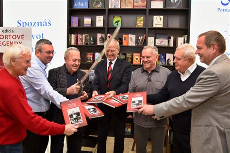 ilustračné foto krstu knihy s publikom a autorom