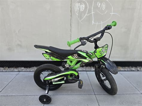 Koláž čokoládových figúrok ako gamepad, náradie, motorka a bicykel