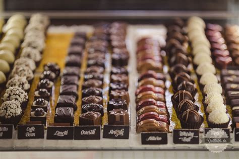 Sortiment rôznych čokoládových praliniek a tabuliek