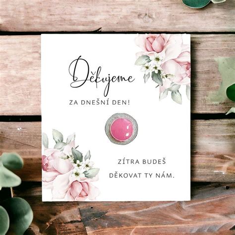 Dizajnová kartička s narodeninovým prianím položená vedľa bonboniéry