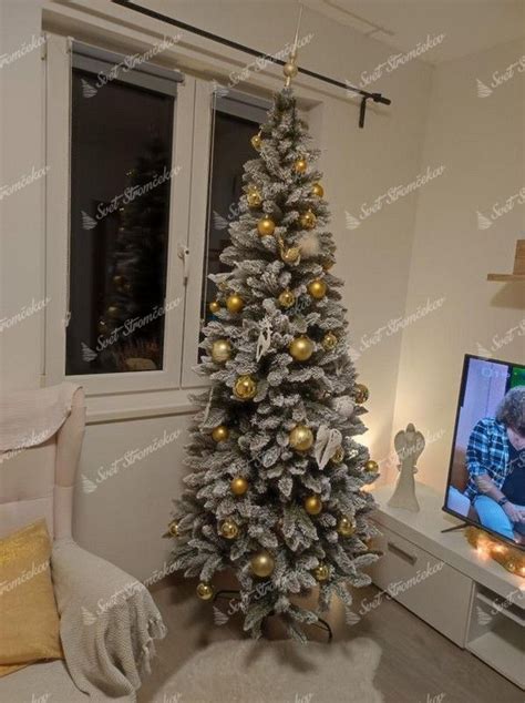 Úzky vianočný stromček v malom byte