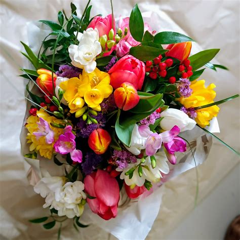 Schéma zloženia modernej kytice (ruže, tulipány, waxflower, zeleň)