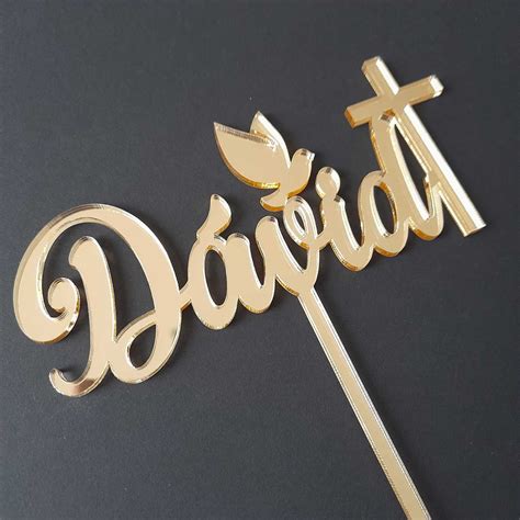 Dizajnérska vizualizácia elegantného zrkadlového akrylového zápichu na tortu s motívom Prvého svätého prijímania, kde je viditeľný zrkadlový efekt a jemné gravírovanie.