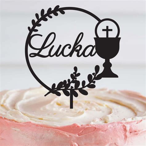 Fotografia dreveného zápichu na tortu s nápisom 