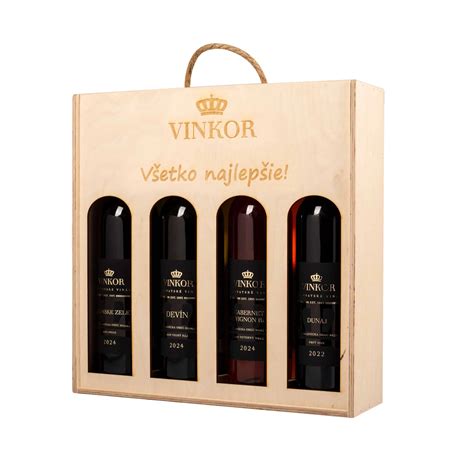 Fľaša archívneho vína v drevenej darčekovej kazete