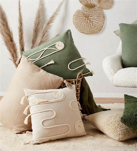 Kompozícia relaxačných predmetov: sviečka, dekoračný vankúš, malá váza