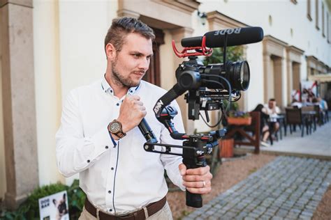 Fotograf a kameraman zaznamenávajúci stužkovú