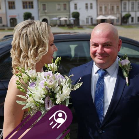 Symbolický obrázok s dvoma spojenými rukami alebo srdcom, znázorňujúci lásku k ľuďom a ľudskosť