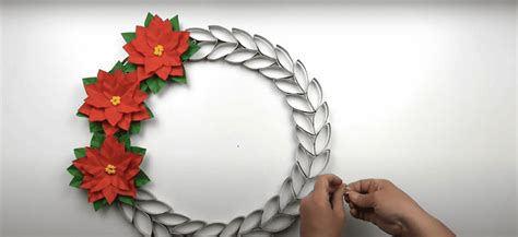 Infografika s postupom výroby a lepenia papierových kornútov na veniec
