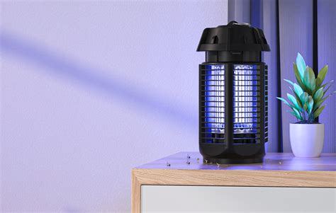 Lampa proti komárom pre pokojný pobyt v záhrade