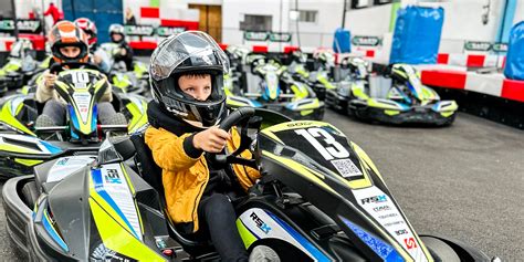 ilustračná fotografia mladého muža zažívajúceho adrenalínovú aktivitu (napríklad jazda na motokárach alebo športovom aute)