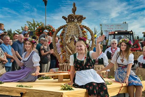 fotografia ľudí oslavujúcich na Októberfeste