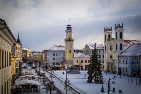 Snímka pravoslávneho chrámu počas vianočných sviatkov v zasneženom Rusku