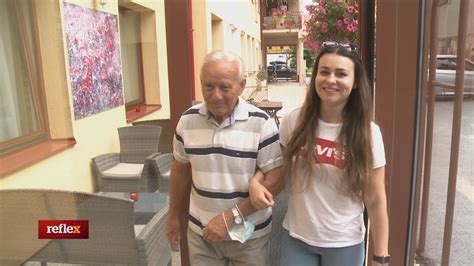 ilustračné foto: šťastný starý otec oslavujúci narodeniny s rodinou