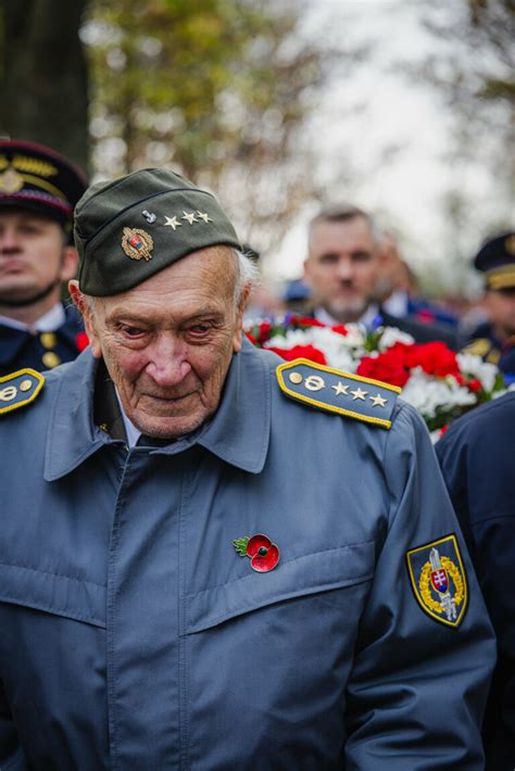 Fotografia z pietneho aktu kladenia vencov na cintoríne Háj-Nicovô