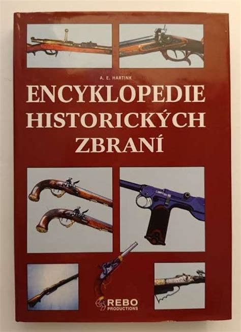 Fotografia z výstavy historických zbraní s popisom exponátov