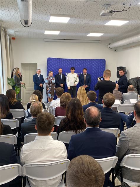 Skupinové foto študentov a učiteľov usmievajúcich sa na stužkovej slávnosti