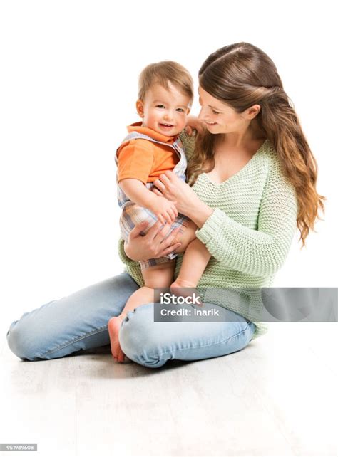 Šťastná matka s dospelým synom na slávnostnej udalosti