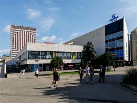 Ilustračné foto: Rušný obchodný dom s mnohými nakupujúcimi