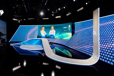 Interiér moderného rádiového štúdia s mikrofónmi