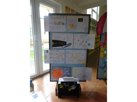 Ukážka výstavy o vesmíre s modelmi rakiet a panelmi o hlbokom vesmíre