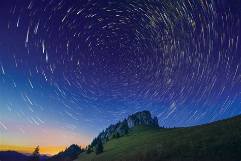 Panoramatický záber Parku tmavej oblohy Poloniny za súmraku