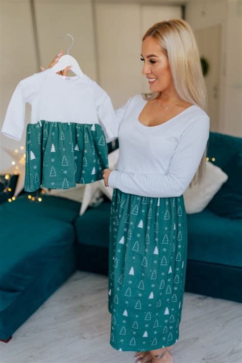 Krstná mama v elegantnom oblečení na krstiny, decentné midi šaty