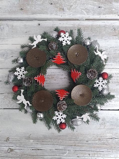 Závesný adventný veniec z čečiny s papierovými srdiečkami