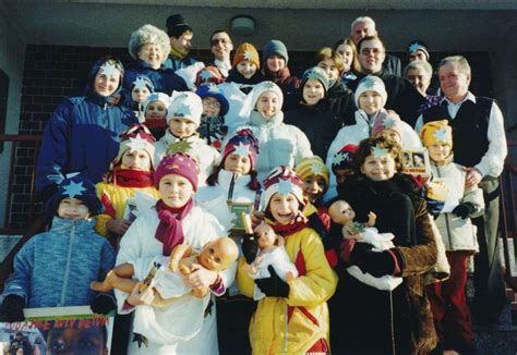 Koledníci Dobrej noviny pred farou v Detve, r. 2002