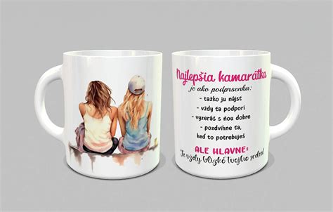 kamarátky sa smejú pri prezeraní fotografií