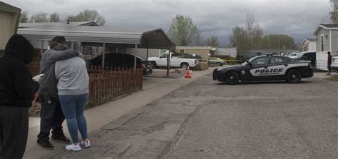 Tematické foto: muž fotografuje na narodeninovej oslave