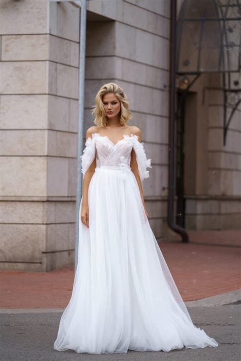 svadobné šaty Riki Dalal, modelka v elegantných šatách