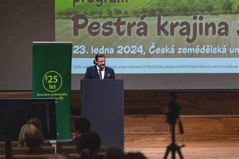 pestrá indická krajina s chrámom v pozadí