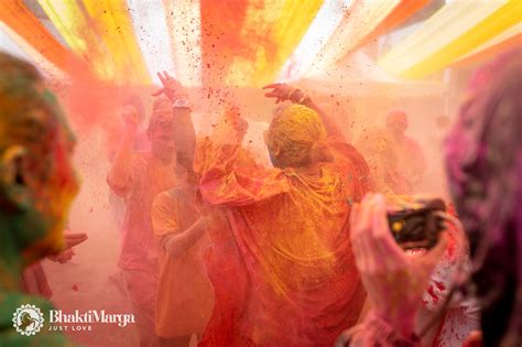 ľudia oslavujúci Holi s farebným práškom