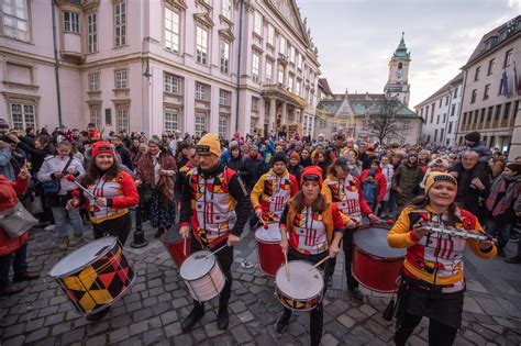 turisti sledujúci sprievod počas indického festivalu