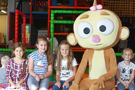 fotografia interiéru detského ihriska Buppi s preliezkami v štýle džungle