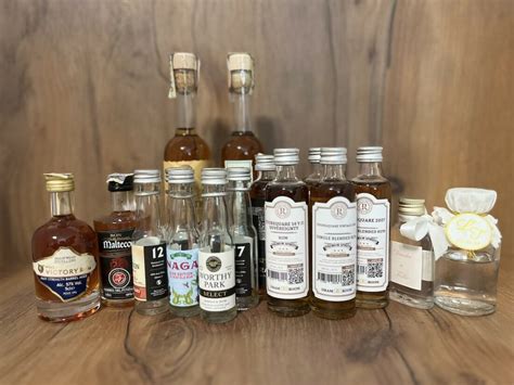 Zapečatená fľaša domáceho alkoholu pripravená ako darček na špeciálnu príležitosť.
