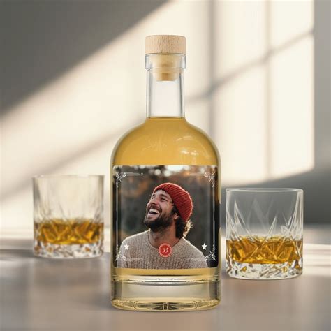 Personalizovaná fľaša vína s vlastnou etiketou a gravírovaný pohár na whisky.