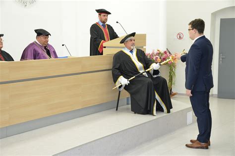 Slávnostná fotografia absolventov v talároch s prejavom