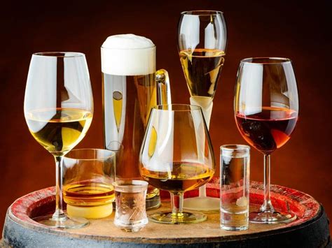 Rôzne poháre s alkoholickými a nealkoholickými nápojmi na stole