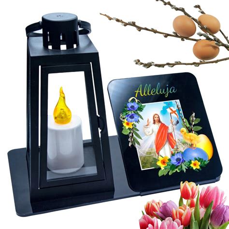 Záber na cintorín počas jesenného večera plného horiacich sviec ako symbol spomienky