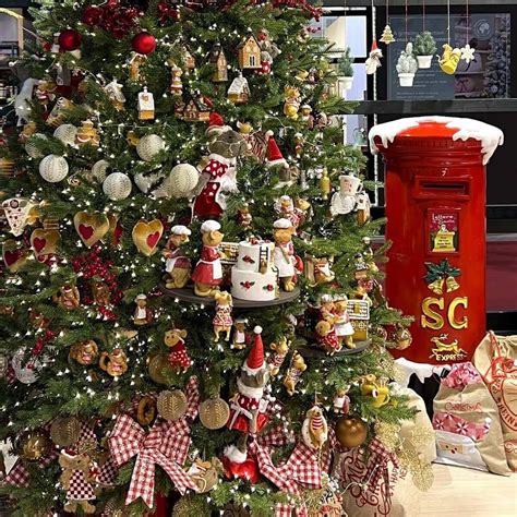 inforgrafika znázorňujúca správny postup zdobenia vianočného stromčeka od svetiel až po špičku