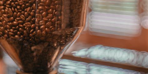 Detailný záber na krok prípravy nepečených kávových zŕn